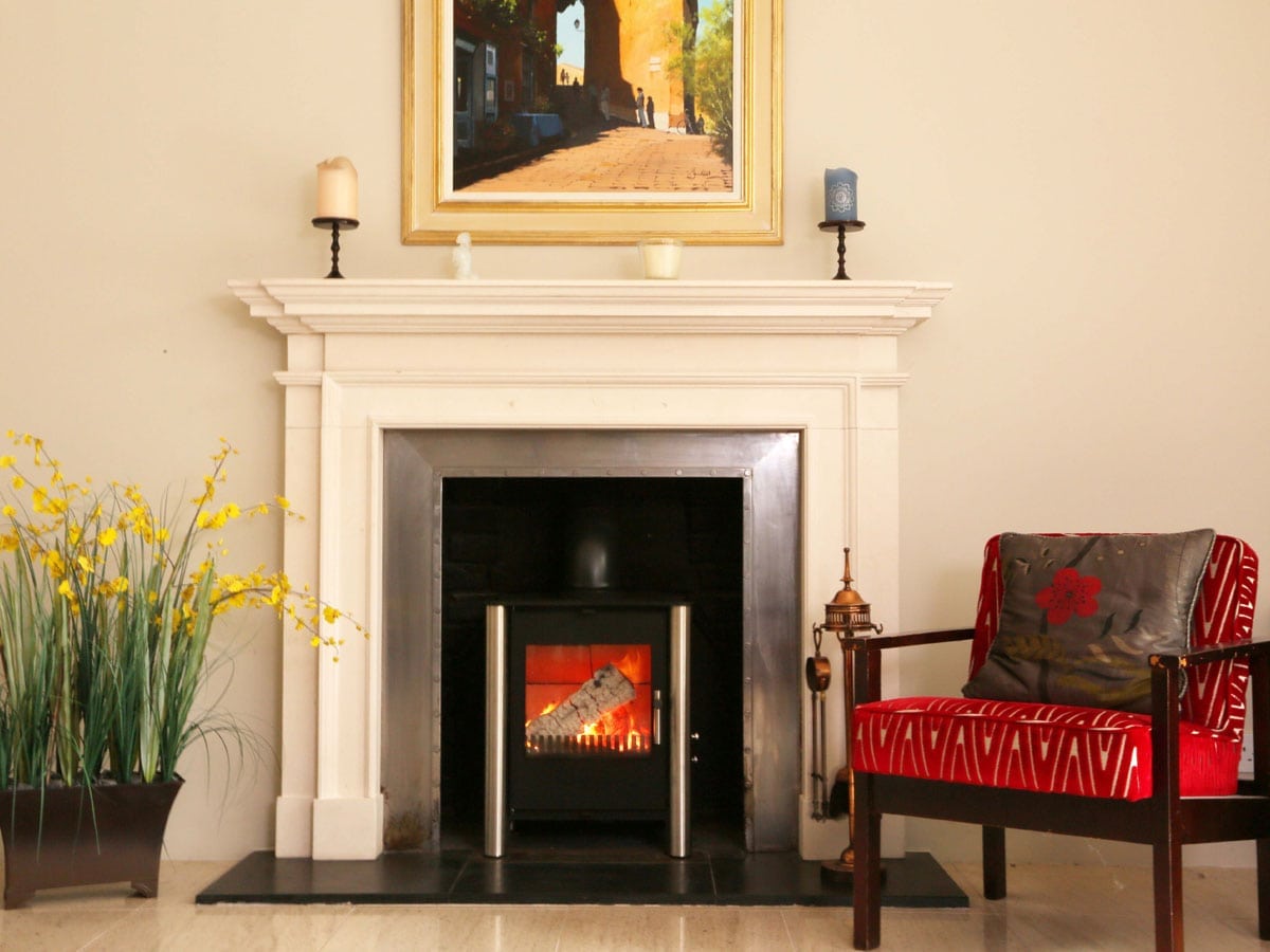 ESSE 525 wood-burning stove installed in a furnished room