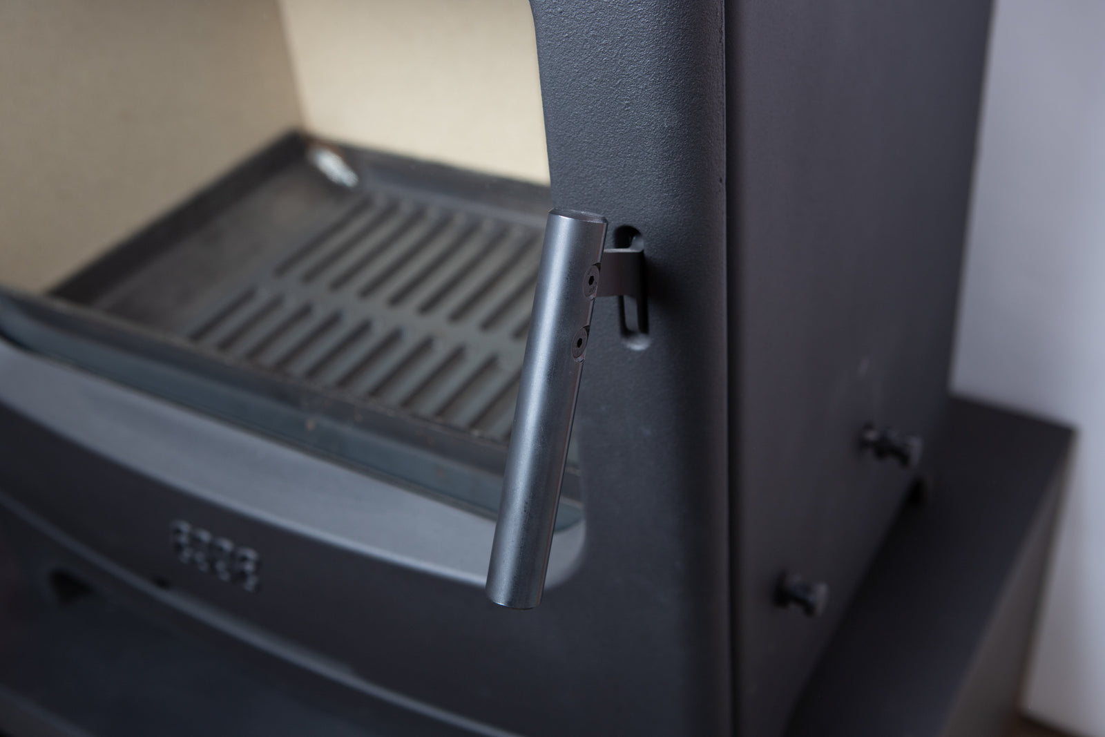 ESSE 775B door handle and catch detail