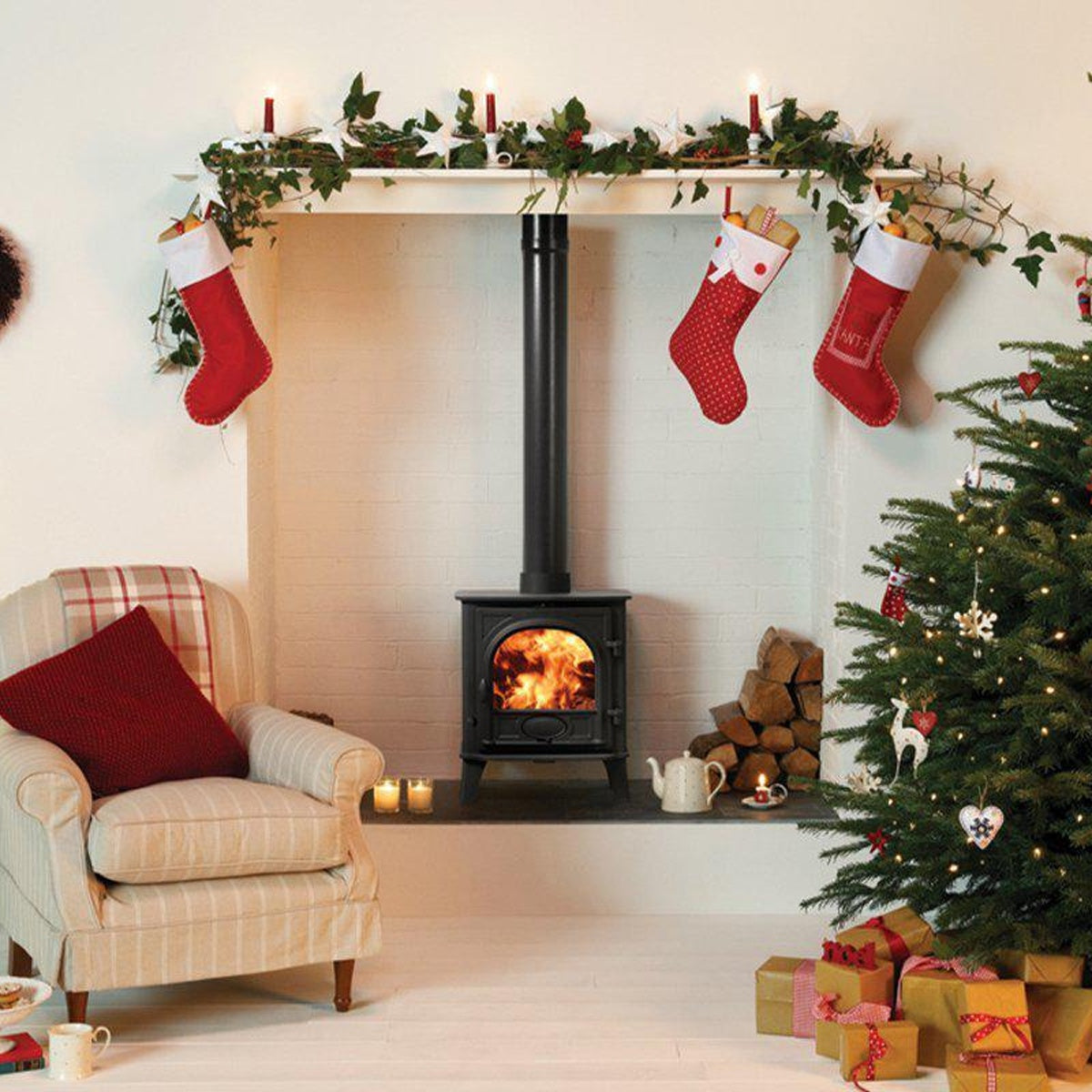 Stovax Stockton 5 Matt Black stove in a decorated Christmas room