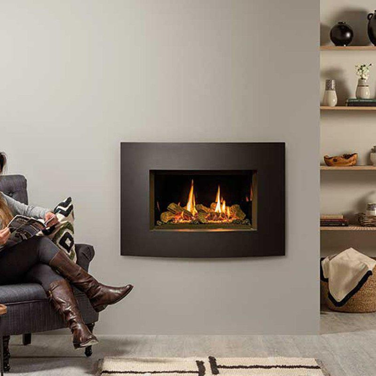 Gazco Riva2 600 Verve XS gas fire with black glass lining, shown in a living room