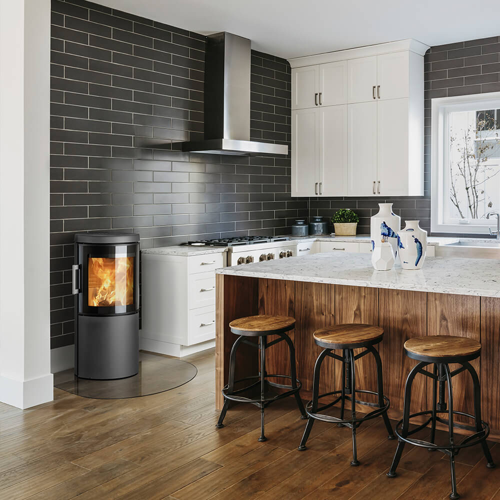 HWAM 3120m wood-burning stove with Modern door in a room setting