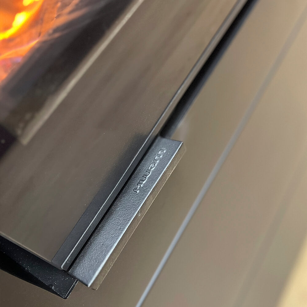 HWAM I 40/56 wood-burning insert door handle detail