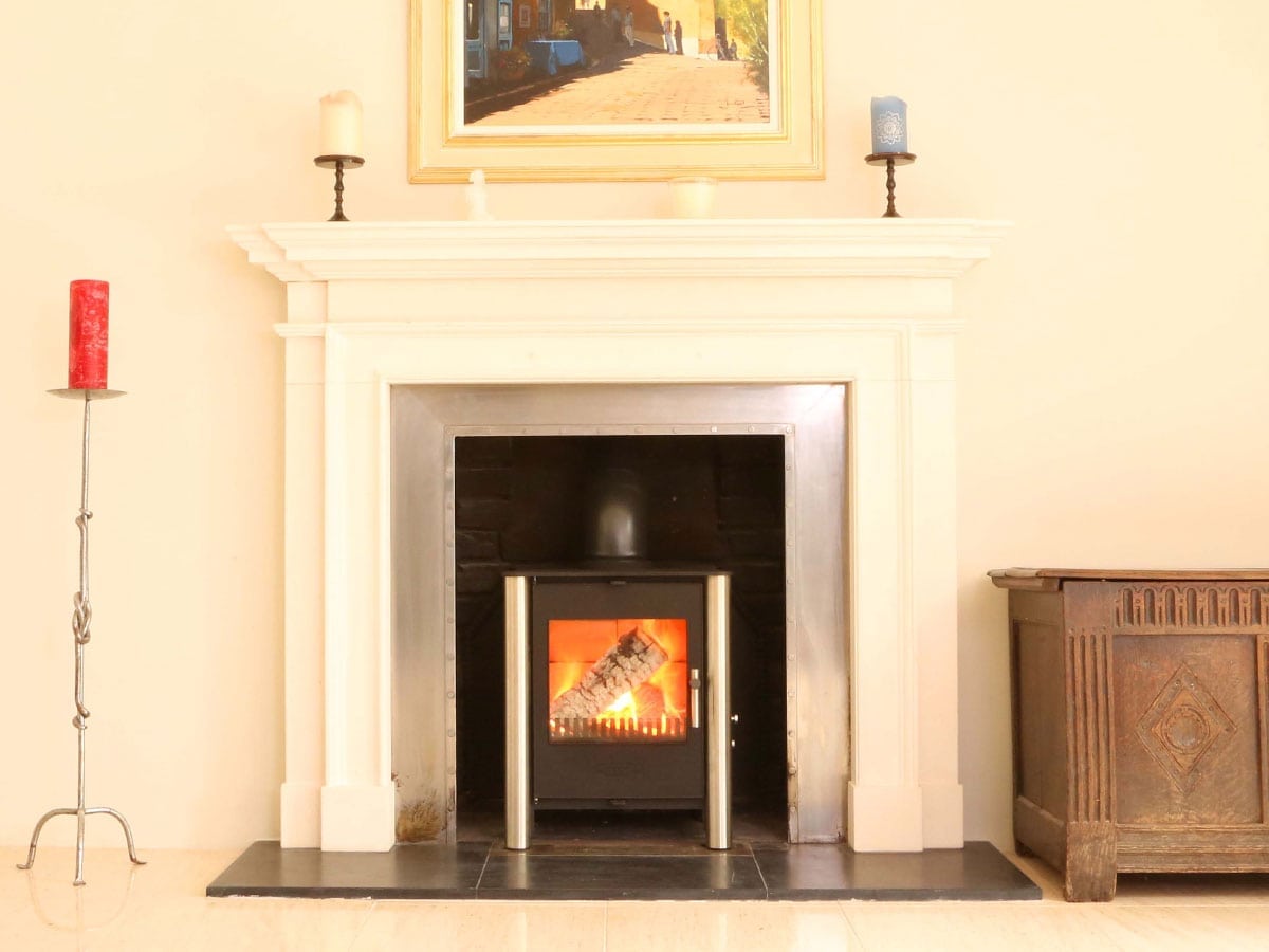 ESSE 525 wood-burning stove installed in a furnished room