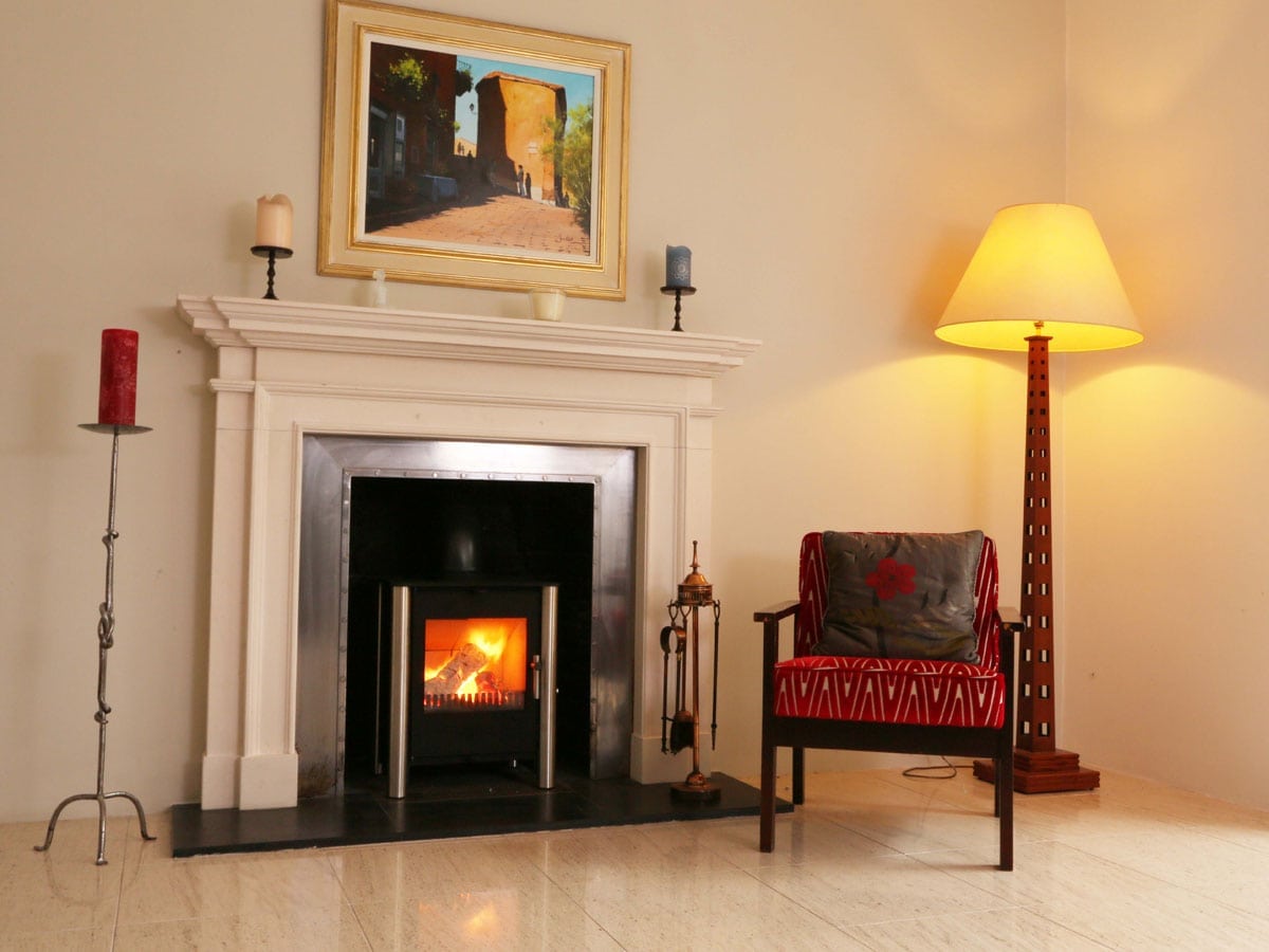 ESSE 525 wood-burning stove installed in a furnished room