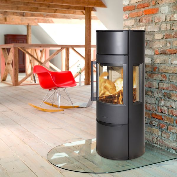 WIKING Luma 5 wood-burning stove in a room setting